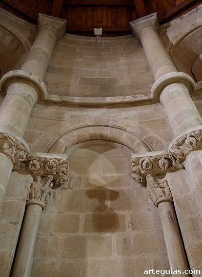 composici&oacute;n a base de columnas y arquer&iacute;as