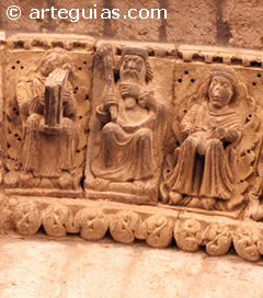 M&uacute;sicos en una arquivolta de la puerta de la iglesia de Santiago. Carri&oacute;n de los Condes, Palencia