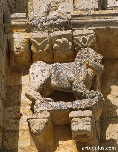 Restos escult&oacute;ricos colocados en uno de los muros