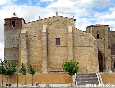Hastial de la iglesia donde se apreciel el derrumbe de parte de ella y su cierre posterior con un muro