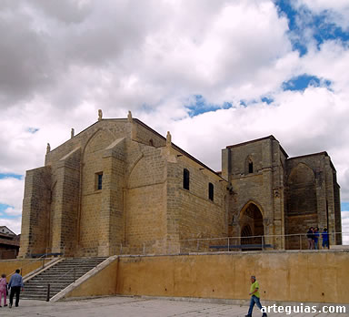 La Iglesia Santa Mar&iacute;a la Blanca es el principal monumento de Villalc&aacute;zar de Sirga