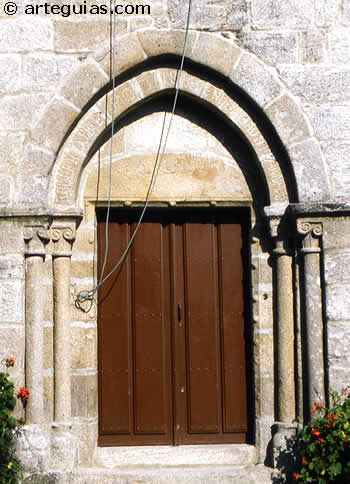Portada de la Iglesia de San Esteban - San Estebo de Cumiar (Ponteareas, Pontevedra)