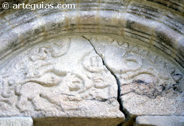 T&iacute;mpano de una puerta de la iglesia de San Miguel de Pexegueiro, en el concello de Tui. Pontevedra