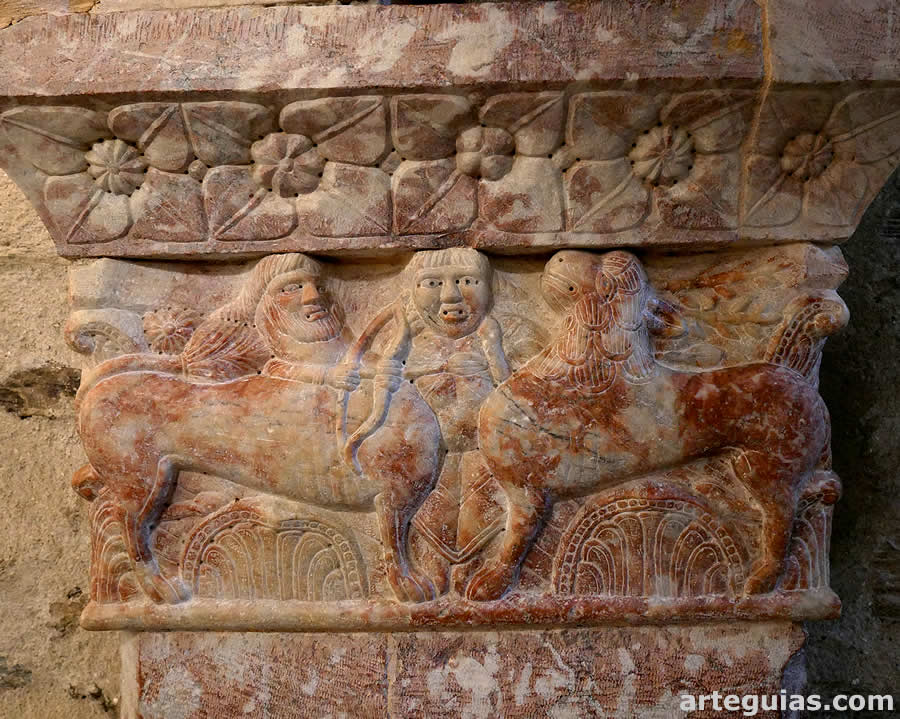 Pilastra encapitelada con un l&eacute;on y una especi de centauro