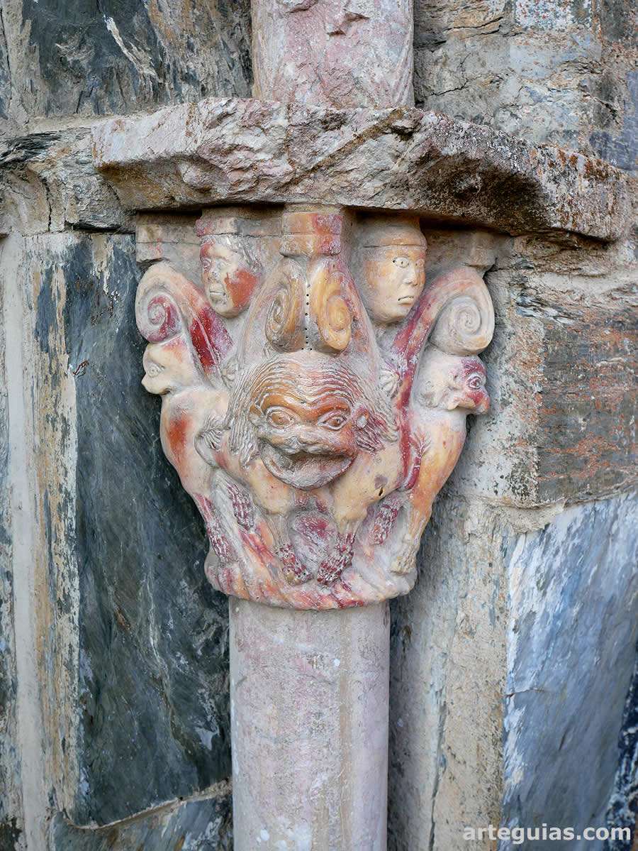 Capitel de la puerta norte