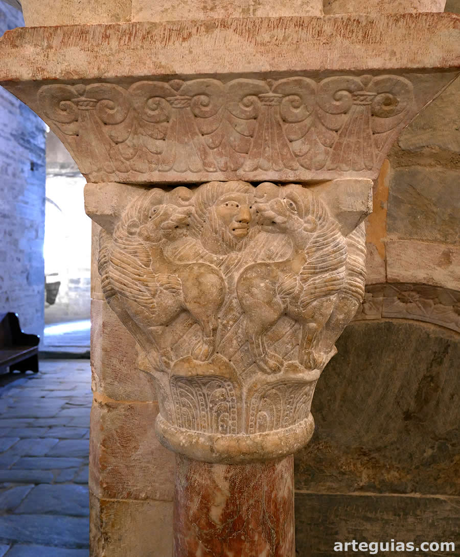 Capitel de la tribuna