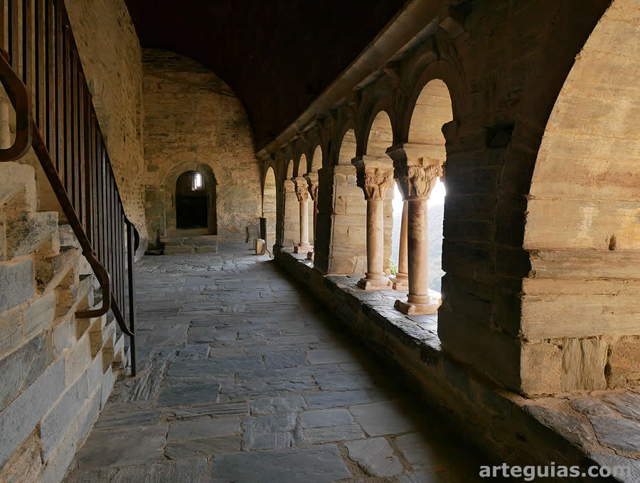 Galer&iacute;a porticada rom&aacute;nica en Serrabona