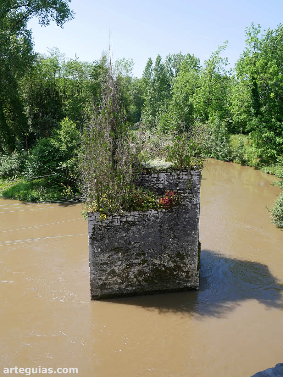 Antigua pila semiarruinada del puente