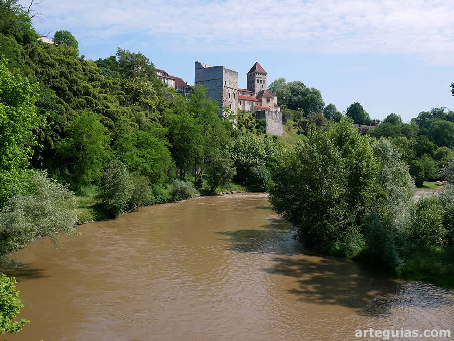 Vista de Sauveterre-de-B&eacute;arn desde el puente
