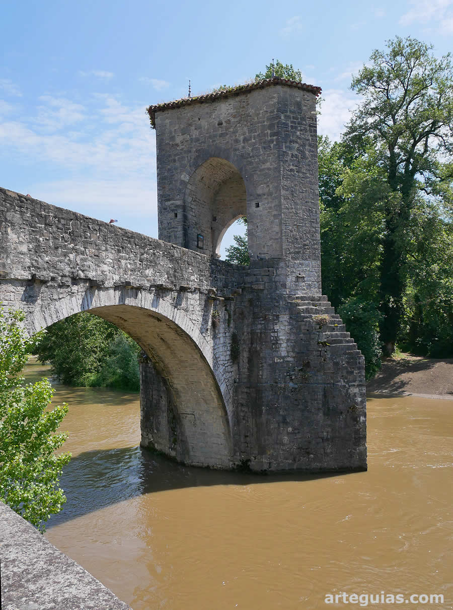 Arco, pila y torre defensiva del Puente de la Leyenda de Sauveterre-de-B&eacute;arn