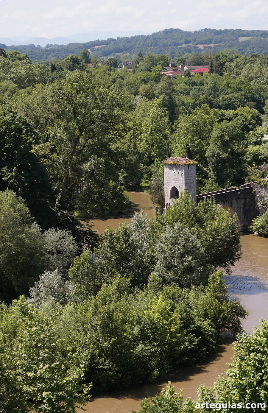 Vista del Puente de la Leyenda de Sauveterre-de-B&eacute;arn desde la plataforma de la iglesia de Saint-Andr&eacute;