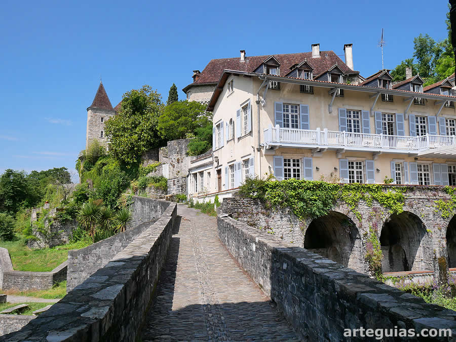Entrada desde el oeste del Puente de la Leyenda de Sauveterre-de-B&eacute;arn