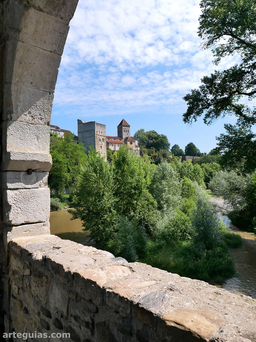 Paisaje desde la torre del puente: torre e iglesia rom&aacute;nica