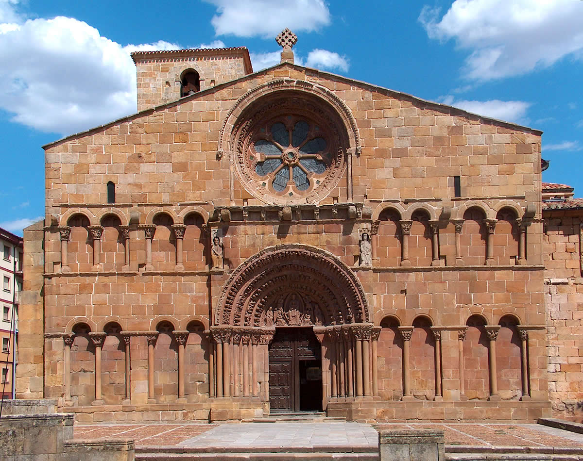 Fachada tardorrom&aacute;nica de Santo Domingo de Soria