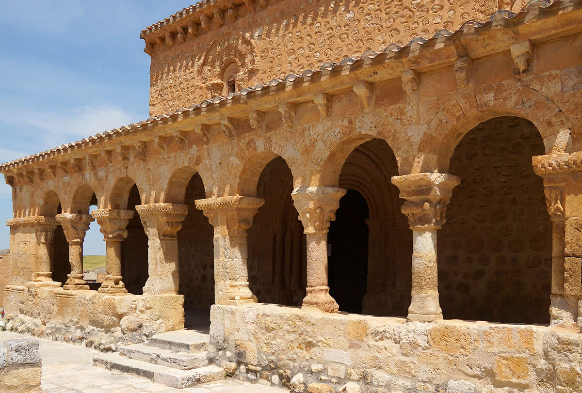 Galer&iacute;a porticada en la iglesia de San Miguel de San Esteban de Gormaz