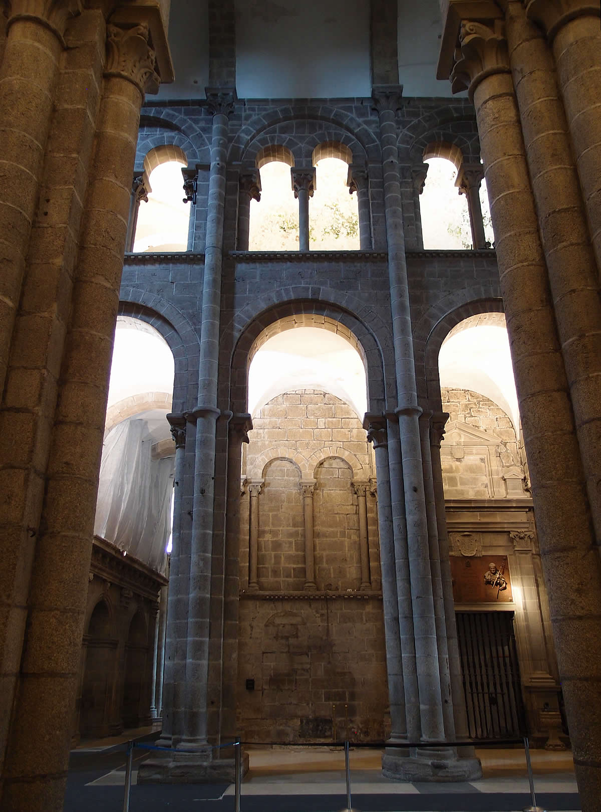Alzado interior de la catedral de Santiago de Compostela con su emblem&aacute;tica tribuna
