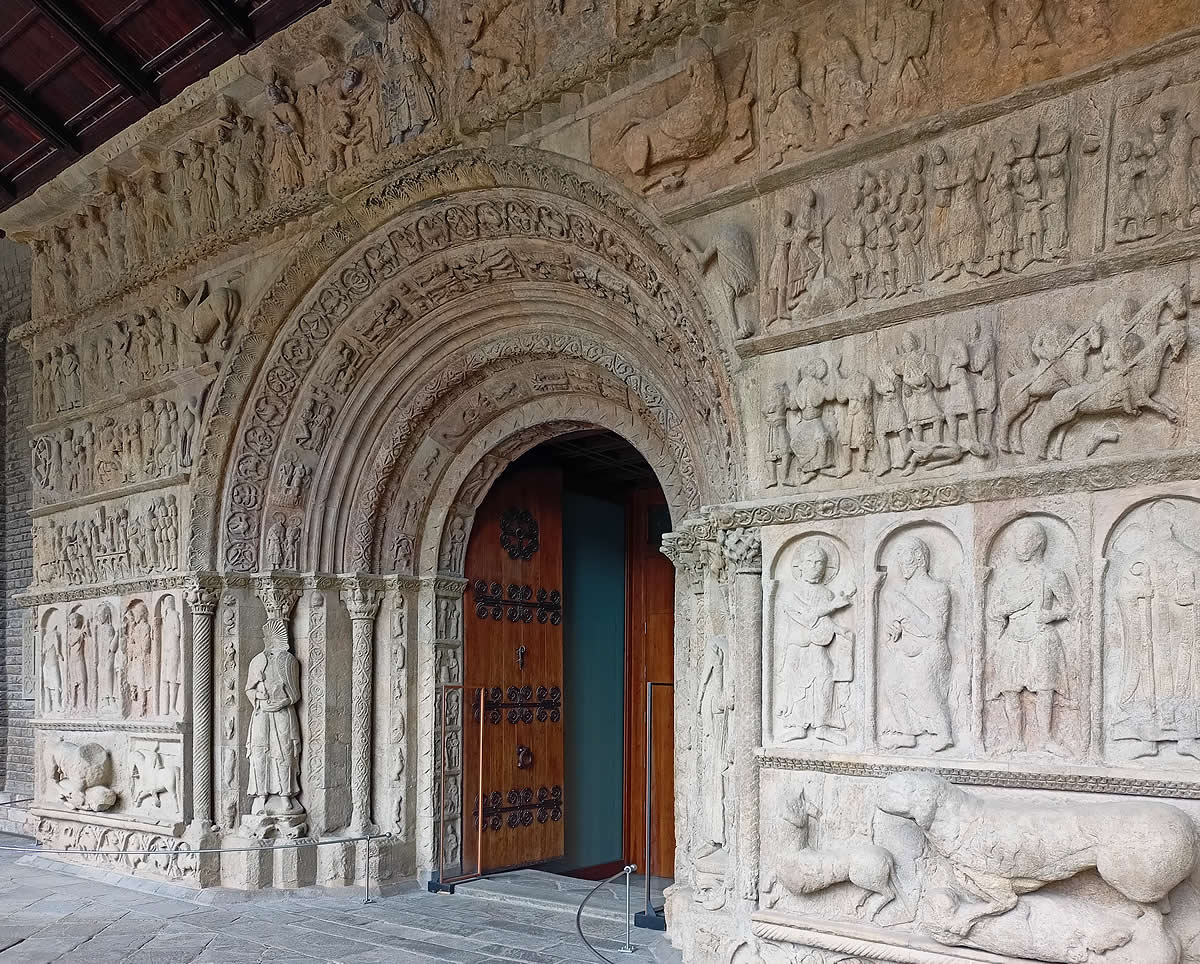 Portada del Monasterio de Ripoll que se considera un modelo de "Biblia en Piedra" por sus innumerables relieves religiosos
