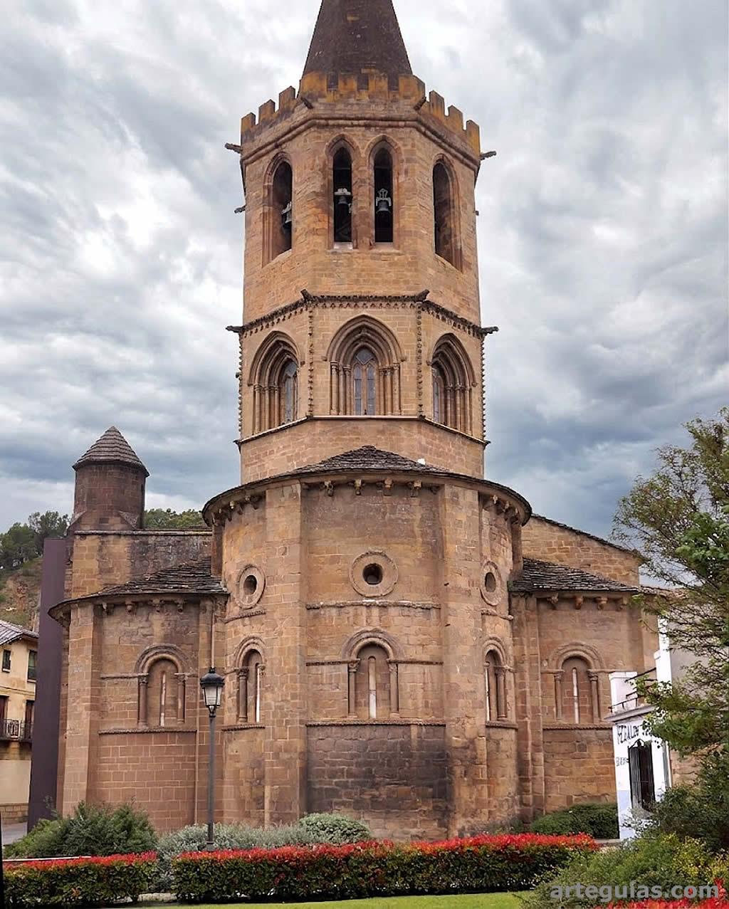 Santa Mar&iacute;a la Real de Sang&uuml;esa vista desde el este