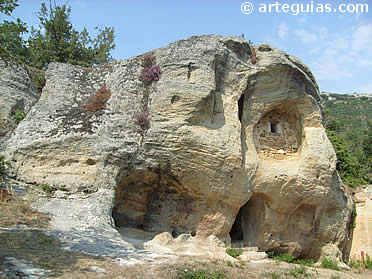 Exterior de la glesia rupestre de San Acisclo y Santa Victoria de Arroyuelos