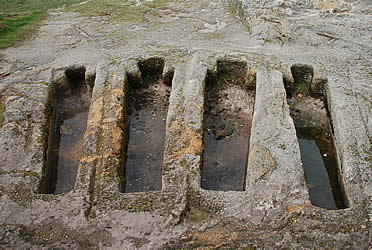 Necr&oacute;polis asociada a la iglesia de San Vicente