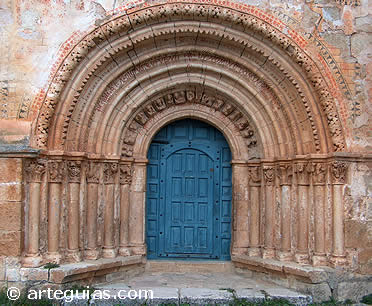 Portada de la iglesia de Escalada