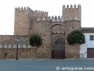 Castillo de Monroy desde el este