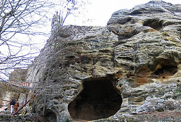 Exterior de la iglesia rupestre de Olleros de Pisuerga