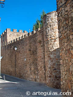Muralla de Plasencia. Plasencia se halla a pocos kil&oacute;metros del parque de Monfrag&uuml;e