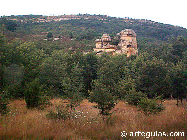 Vista del farall&oacute;n rocoso donde fue horadada la iglesia de San Miguel de Presillas de Bricia