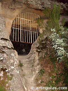 Acceso lateral a la cueva-iglesia de San Miguel de Presillas de Bricia