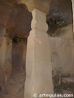 Compartimentaci&oacute;n interior de la iglesia rupestre de Presillas de Bricia