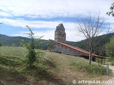 La iglesia de Santa Mar&iacute;a de Valverde desde la carretera