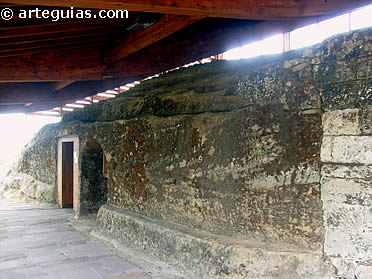 Acesso a la iglesia bajo su pol&eacute;mica cubierta colocada en la &uacute;ltima restauraci&oacute;n