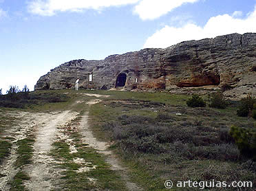 Exterior de la iglesia rupestre de San Pelayo de Villacibio