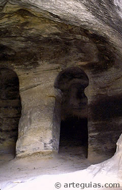 Interior de la iglesia rupestre de San Pelayo de Villacibio