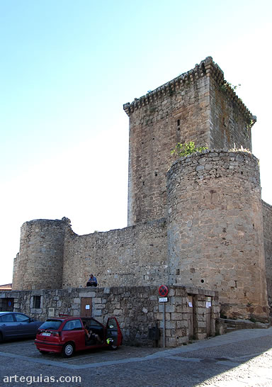 La llegada al coraz&oacute;n del caser&iacute;o de Miranda del Casta&ntilde;ar impacta por la visi&oacute;n de su castillo, dominado por la torre del homenaje