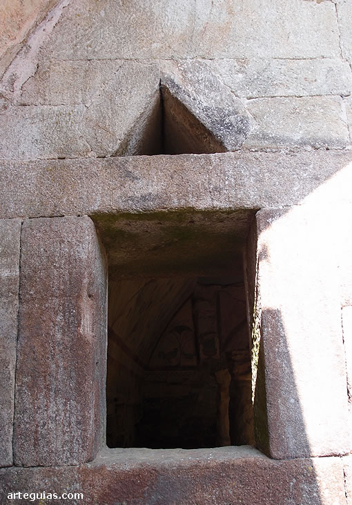 Ventana del santuario al n&aacute;rtex con forma triangular