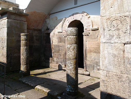 Santa Eulalia de B&oacute;veda: otra vista del n&aacute;rtex