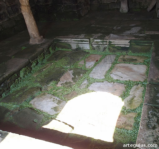 Piscina en el centro del recinto