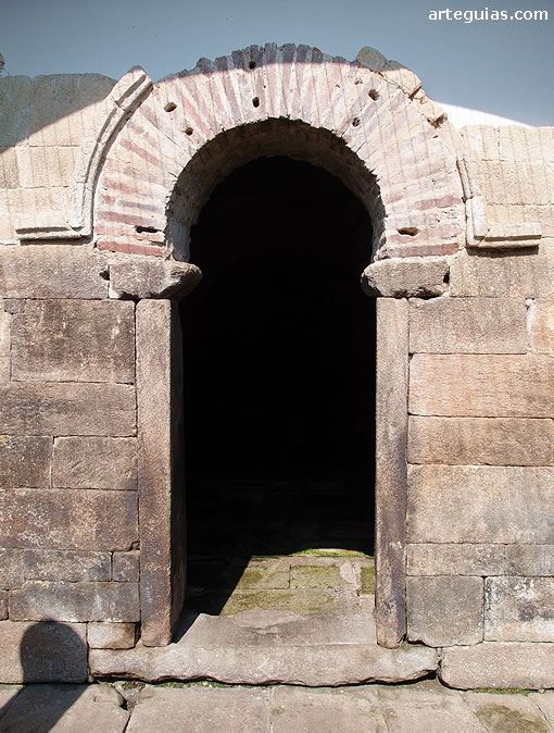 Santa Eulalia de B&oacute;veda: puerta del recinto con arco de herradura de ladrillo