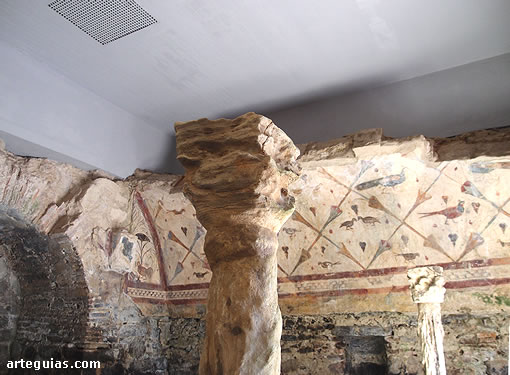 Santa Eulalia de B&oacute;veda: columnas y parte de la b&oacute;veda de medio ca&ntilde;&oacute;n