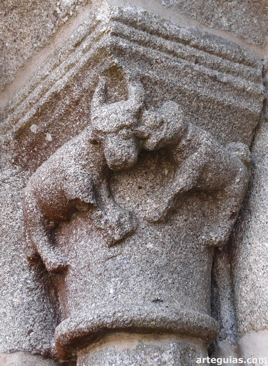Capitel con dos animales (uno de ellos un b&oacute;vido) de la puerta oeste