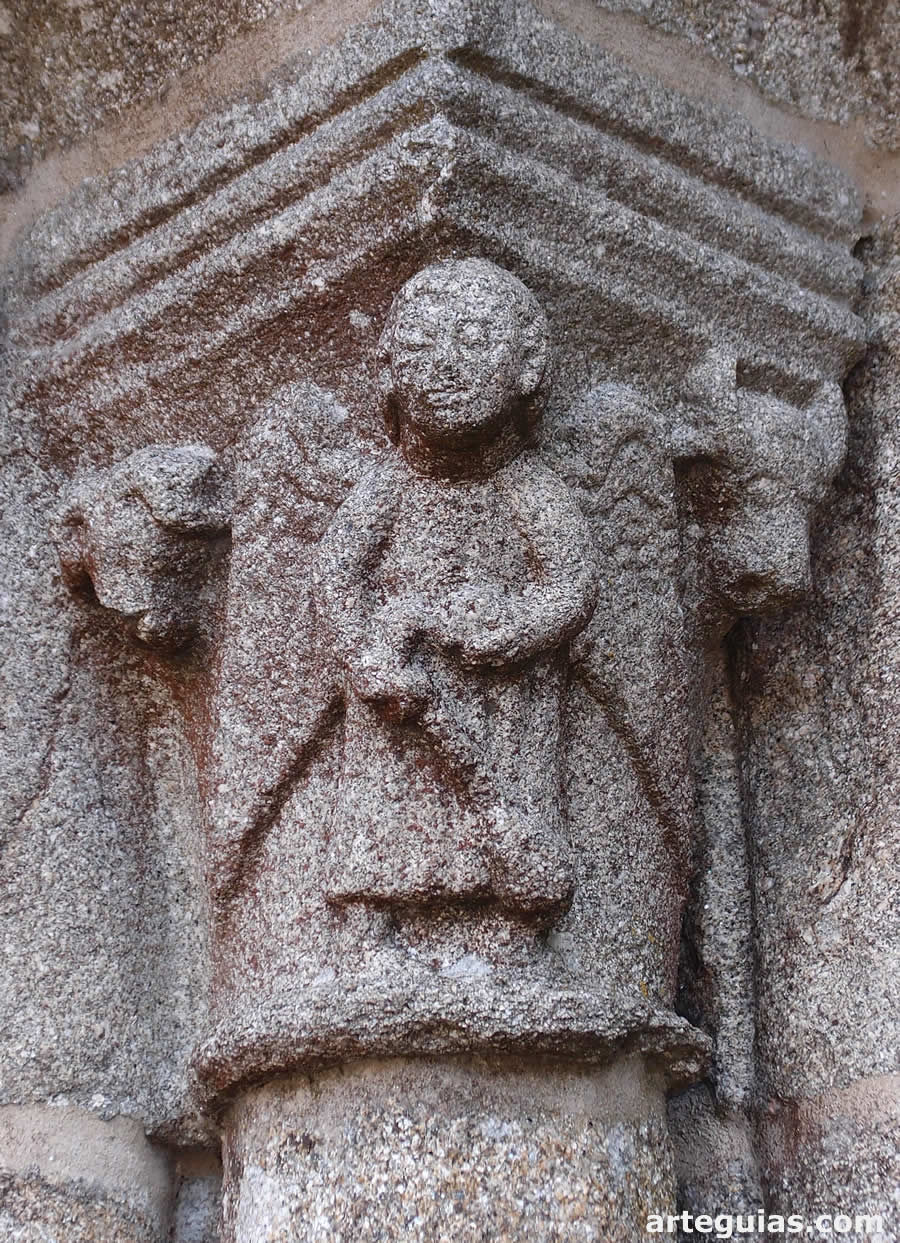 Capitel con un &aacute;ngel turiferario