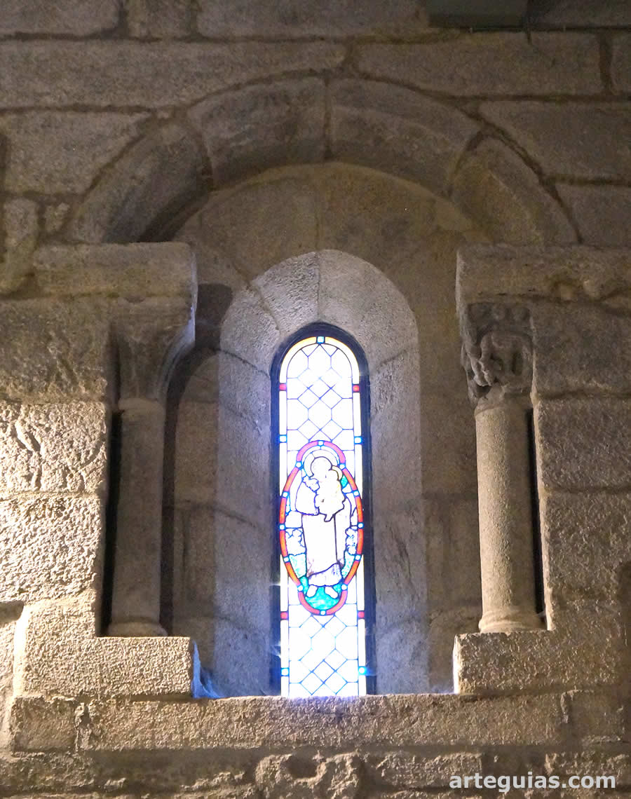 Ventanal rom&aacute;nico del interior de la nave