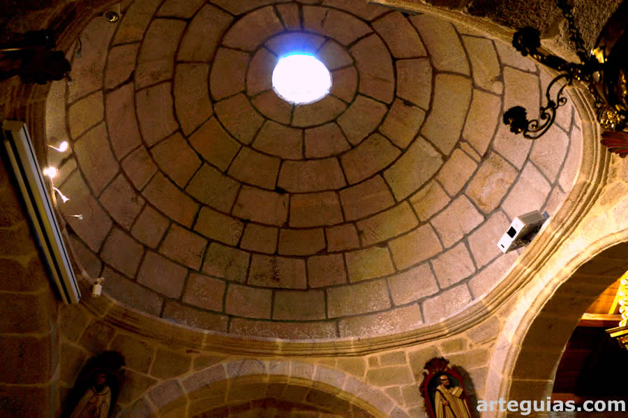 C&uacute;pula del siglo XVII bajo la que se encuentra la imagen