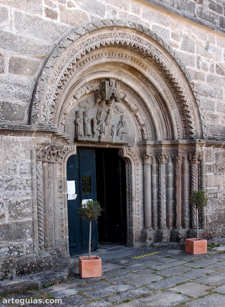 Portada rom&aacute;nica de la iglesia del santuario
