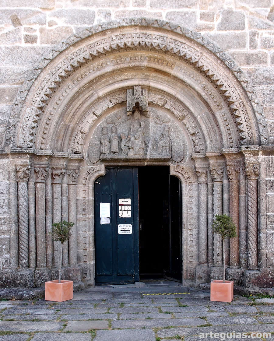 Santuario de A Franqueira: preciosa puertatardorrom&aacute;nica
