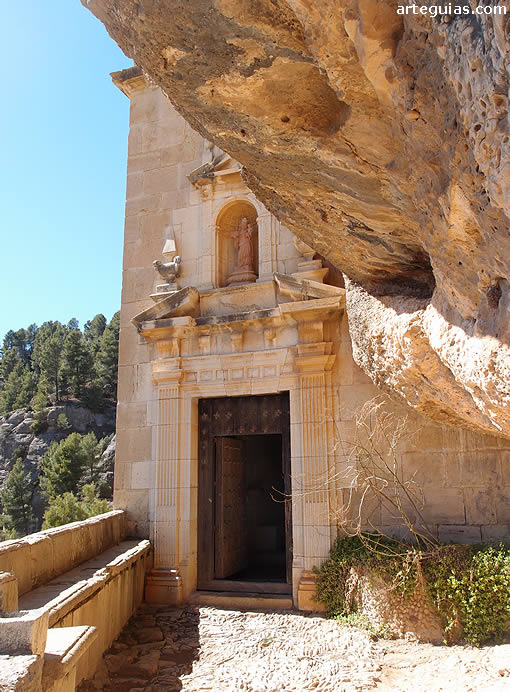 Entrada a la iglesia del Santuario de la Balma