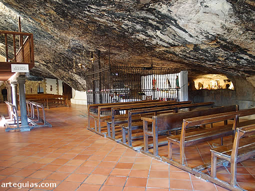 La capilla en su estado actual. AL fondo el lugar donde se hall&oacute; la Virgen