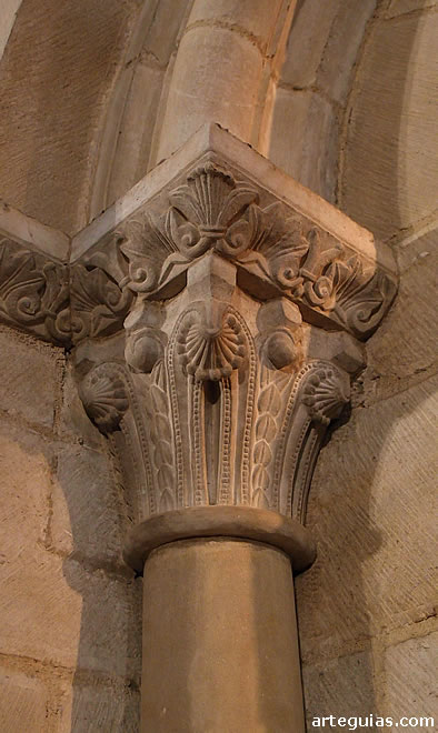 Columna de la puerta de acceso a la iglesia